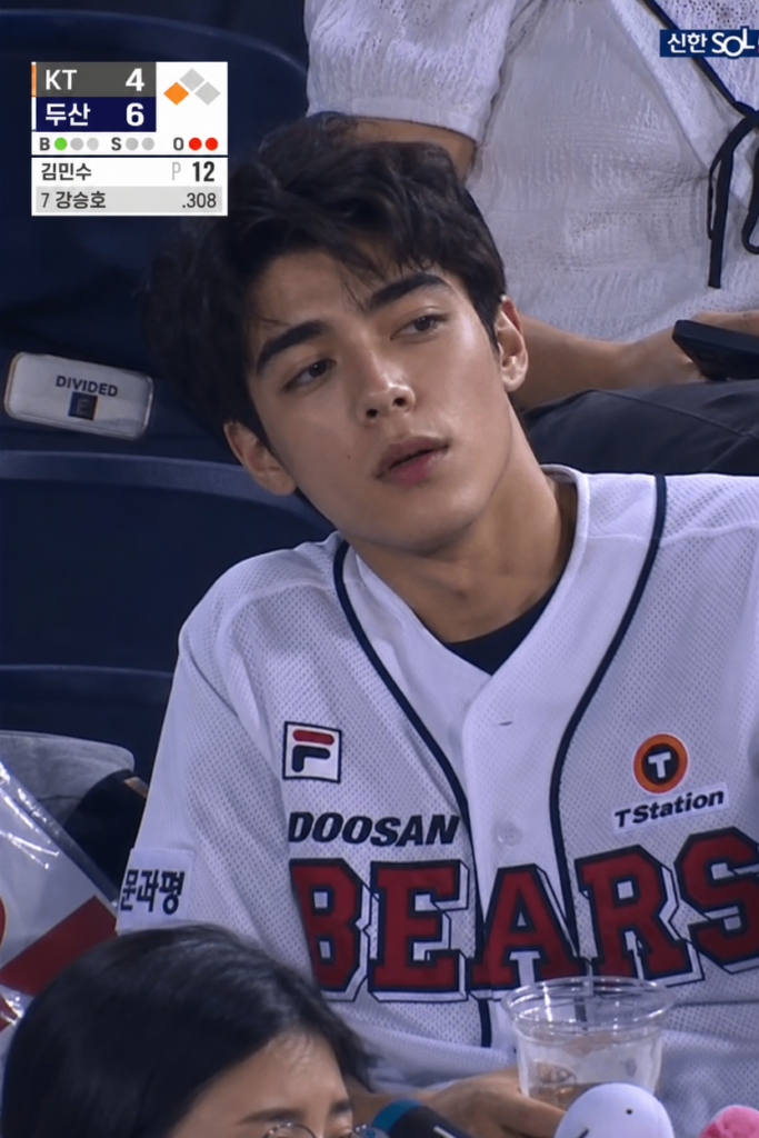 yy – WeShop AI Blog Realistic AI sports broadcast shot of a male fan in a jersey at a stadium crowd, powered by gpt image2.