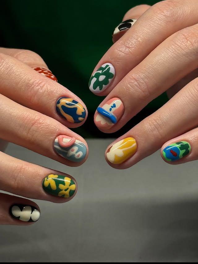bn – WeShop AI Blog Colorful nail art close-up showing a beauty product visual suitable for short-form 360° video content