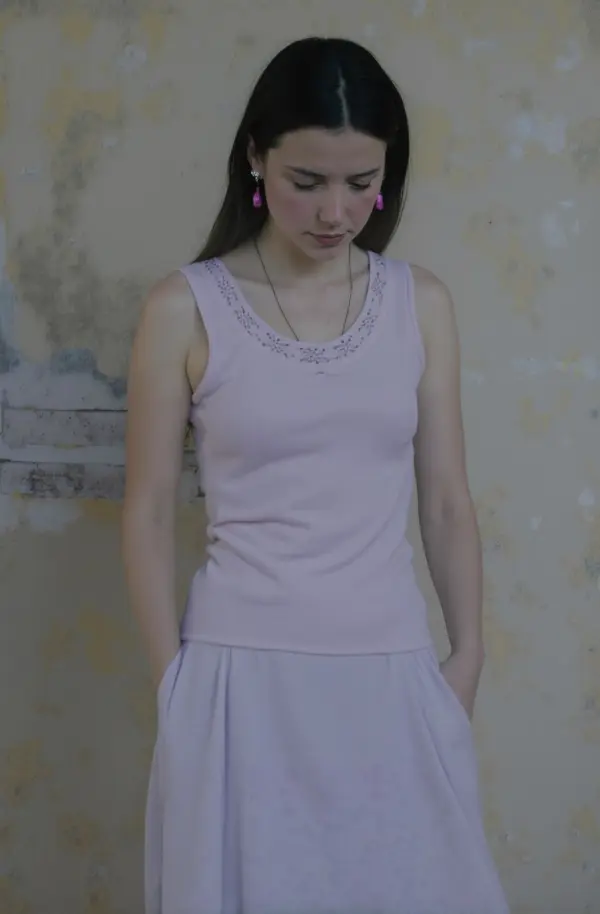 e79e0ad3-2cd7-4920-90d5-481730276cc0_1344x2048png_width600 – WeShop AI Blog AI Pose Generator result showing the same model in a pink outfit with both hands placed behind her back.