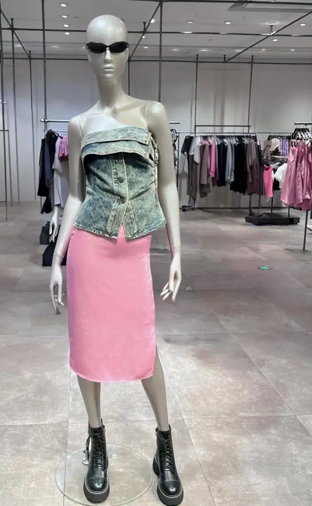 mey – WeShop AI Blog Clean store photo of the same mannequin after the second mannequin and nearby accessories were removed.